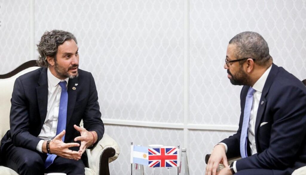 Ministro Santiago Cafiero y el Canciller británico, James Cleverly 