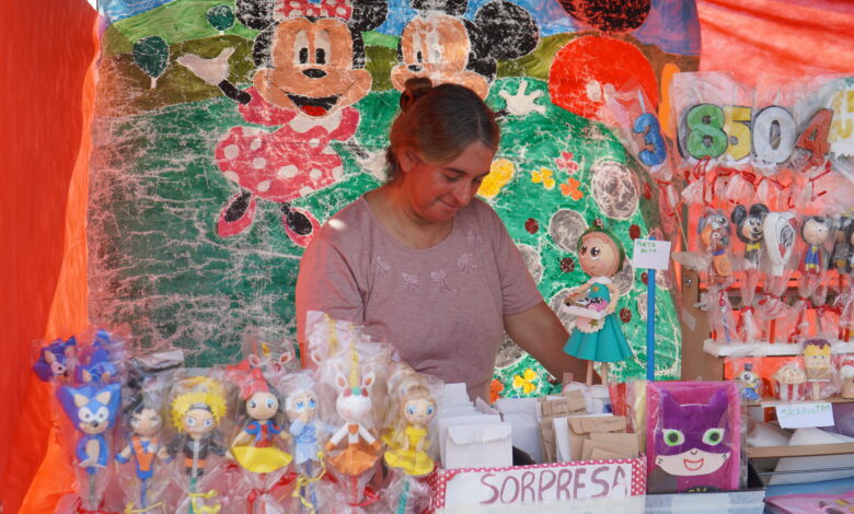 Feriantes en el "Paseo del Encuentro Cultural"